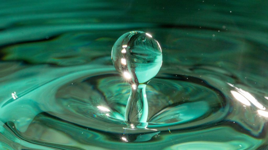 Il est étonnant de noter que le mot onde désigne à la fois le mouvement, la propagation de l'énergie, et ... l'eau !